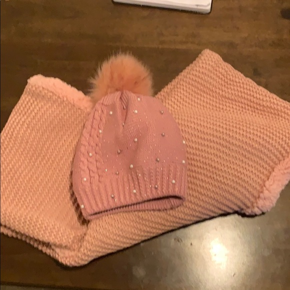Very cute and warm pink infinity scarf and hat - Picture 1 of 1
